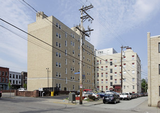 Carson Towers in Pittsburgh, PA - Building Photo - Building Photo