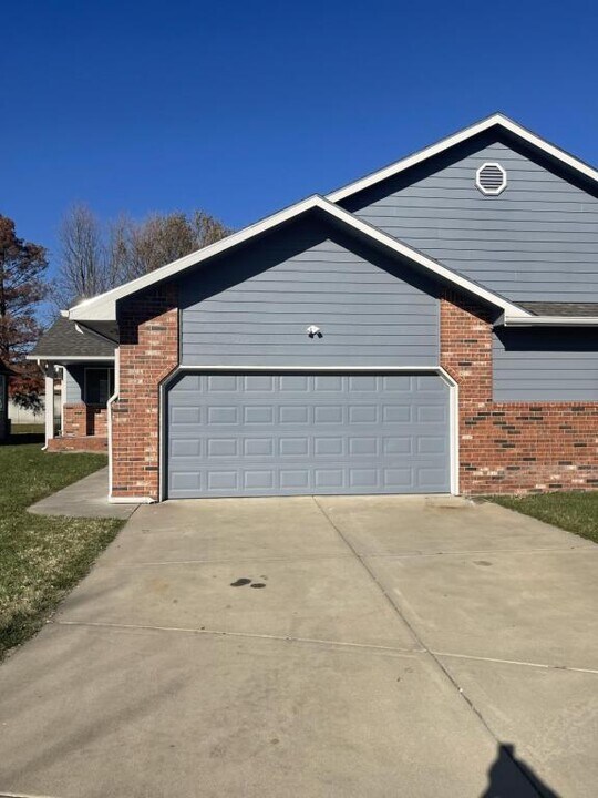 221 S Maize Rd in Wichita, KS - Building Photo