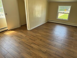 8 Ross Ave in Bay Shore, NY - Building Photo - Building Photo