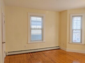 397 Washington St, Unit 2 in Somerville, MA - Foto de edificio - Building Photo