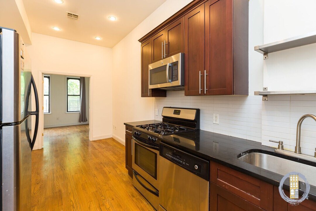 89 Kingston Ave in Brooklyn, NY - Building Photo