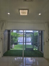 737 SW 122nd Ave in Pembroke Pines, FL - Foto de edificio - Building Photo