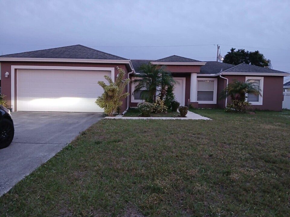 958 SW Jaslo Ave in Port St. Lucie, FL - Building Photo