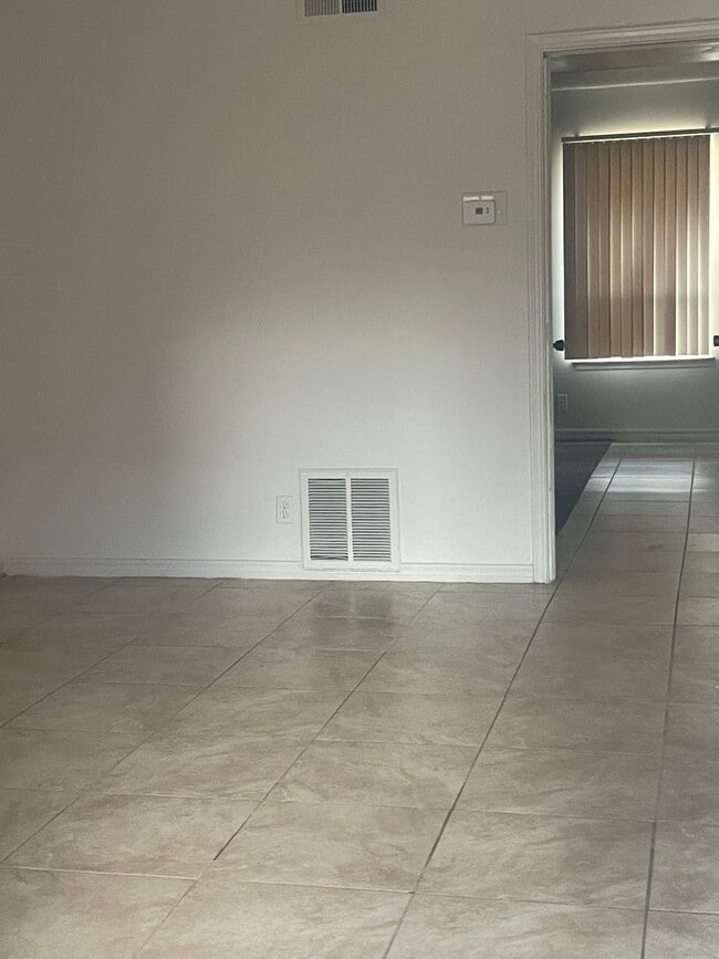 property at 5112 S Delaware Pl