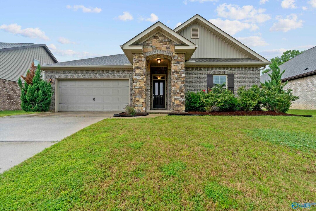 2422 Hobbstone Cir in Huntsville, AL - Building Photo