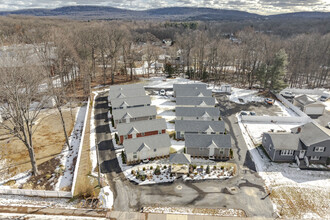 North Broad Park in Meriden, CT - Foto de edificio - Building Photo