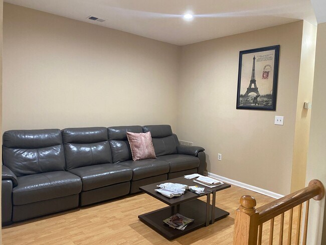 20 Ashby Lane3 - Upstairs Master Bed Front in Newark, NJ - Building Photo - Building Photo