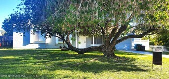 1204 Linmoor Cir NE in Palm Bay, FL - Building Photo