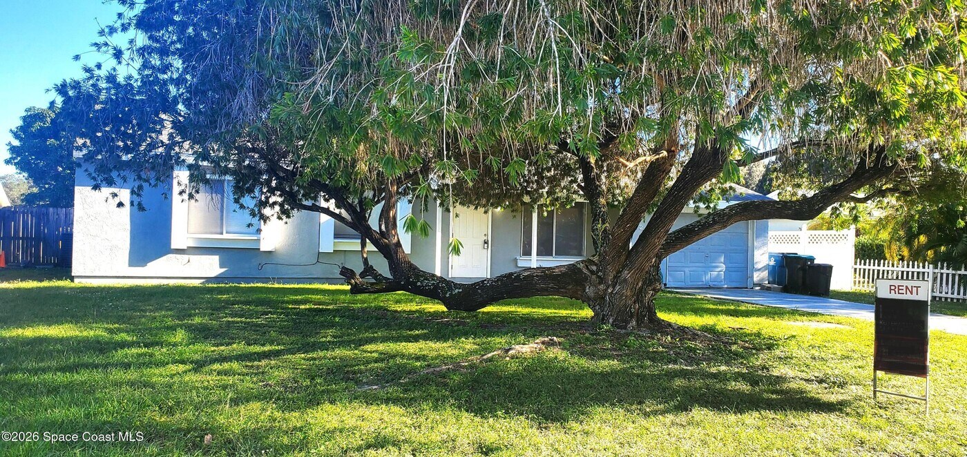 1204 Linmoor Cir NE in Palm Bay, FL - Building Photo