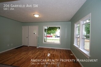 206 Garfield Ave SW in Grand Rapids, MI - Building Photo - Building Photo
