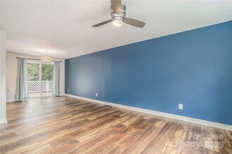 906 Bedrock Rd in Charlotte, NC - Foto de edificio - Building Photo