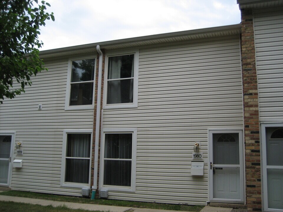 1980 Huntington Blvd in Hoffman Estates, IL - Foto de edificio
