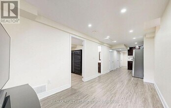 7095 Village Walk in Mississauga, ON - Building Photo - Building Photo