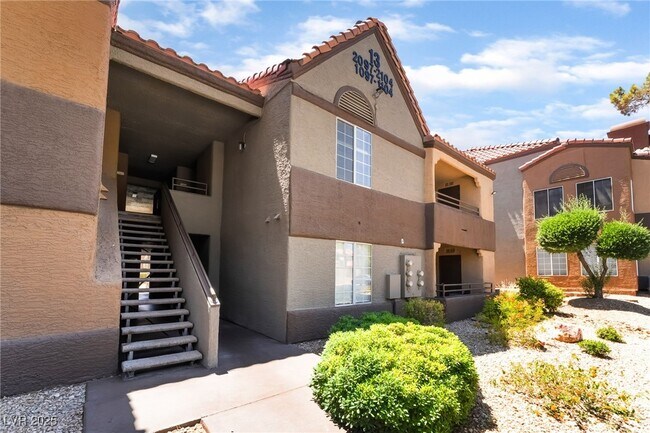 2200 S Fort Apache Rd in Las Vegas, NV - Foto de edificio - Building Photo