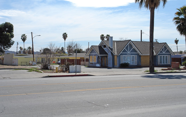 1401 E Florida Ave in Hemet, CA - Foto de edificio - Building Photo