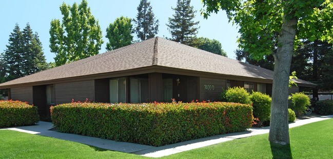 Redwood Glen Apartments in Bakersfield, CA - Foto de edificio - Building Photo