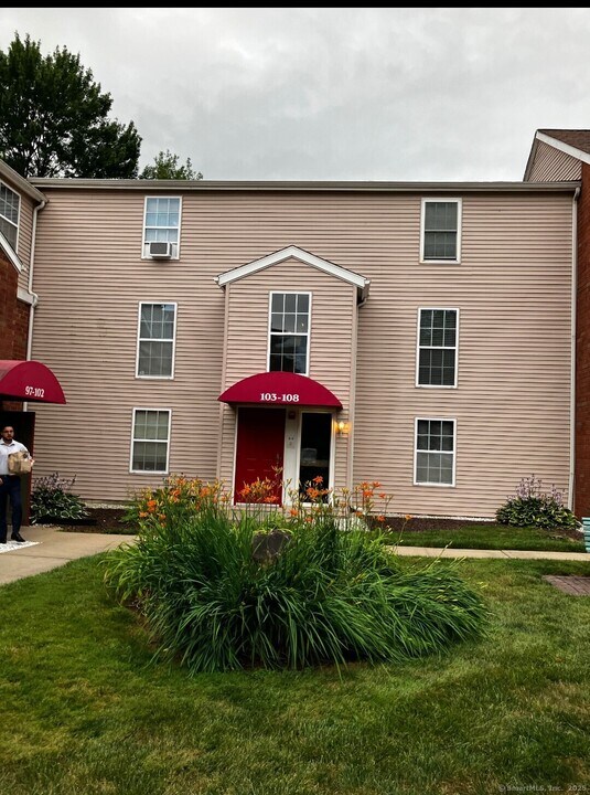 108 Heather Ridge in Shelton, CT - Building Photo