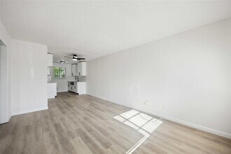 4402 June St in Houston, TX - Foto de edificio - Building Photo