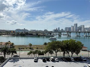 801 N Venetian Dr in Miami Beach, FL - Foto de edificio - Building Photo