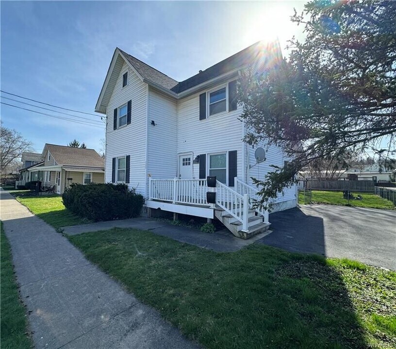 344 Clinton St in Lockport, NY - Building Photo