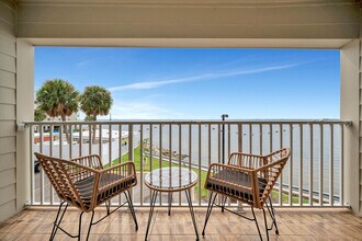 2506 N Rocky Point Dr in Tampa, FL - Building Photo - Building Photo