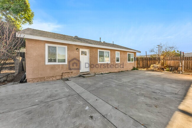 138 E Peck St in Lake Elsinore, CA - Foto de edificio - Building Photo