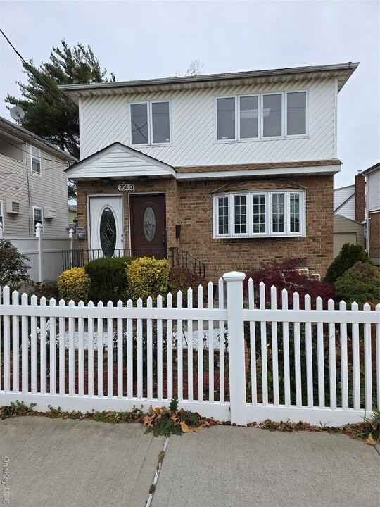 254-13 Francis Lewis Blvd in Queens, NY - Building Photo