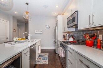 111 B St, Unit 3 in Boston, MA - Building Photo - Building Photo