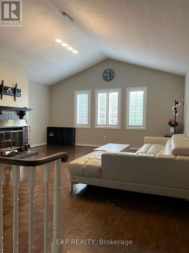 1009 Meadowridge Crescent in Pickering, ON - Building Photo - Building Photo