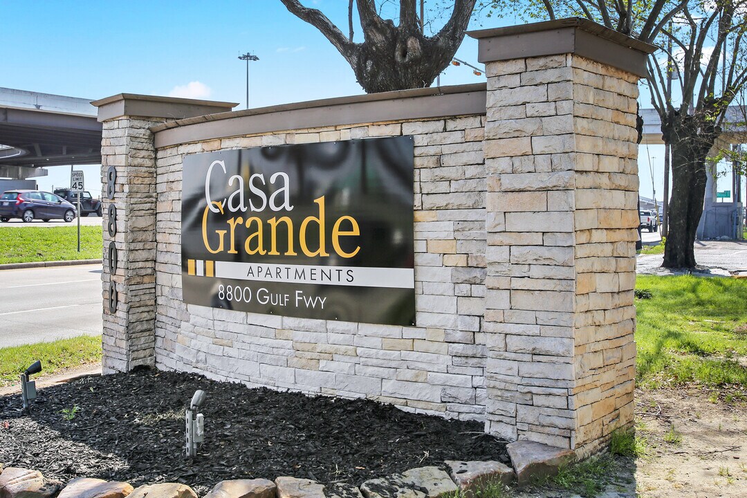 Casa Grande Apartments in Houston, TX - Building Photo