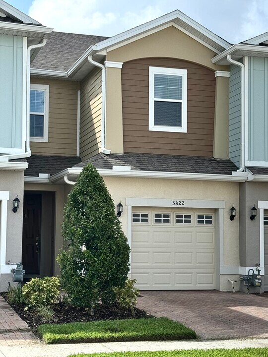 5822 Spotted Harrier Wy in Lithia, FL - Building Photo