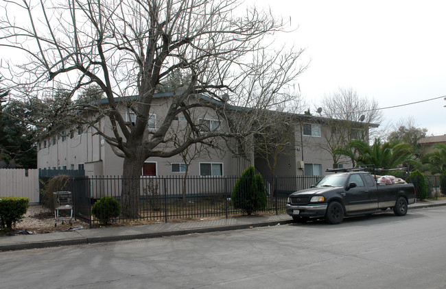 960 Sunset Ave in Santa Rosa, CA - Building Photo - Building Photo