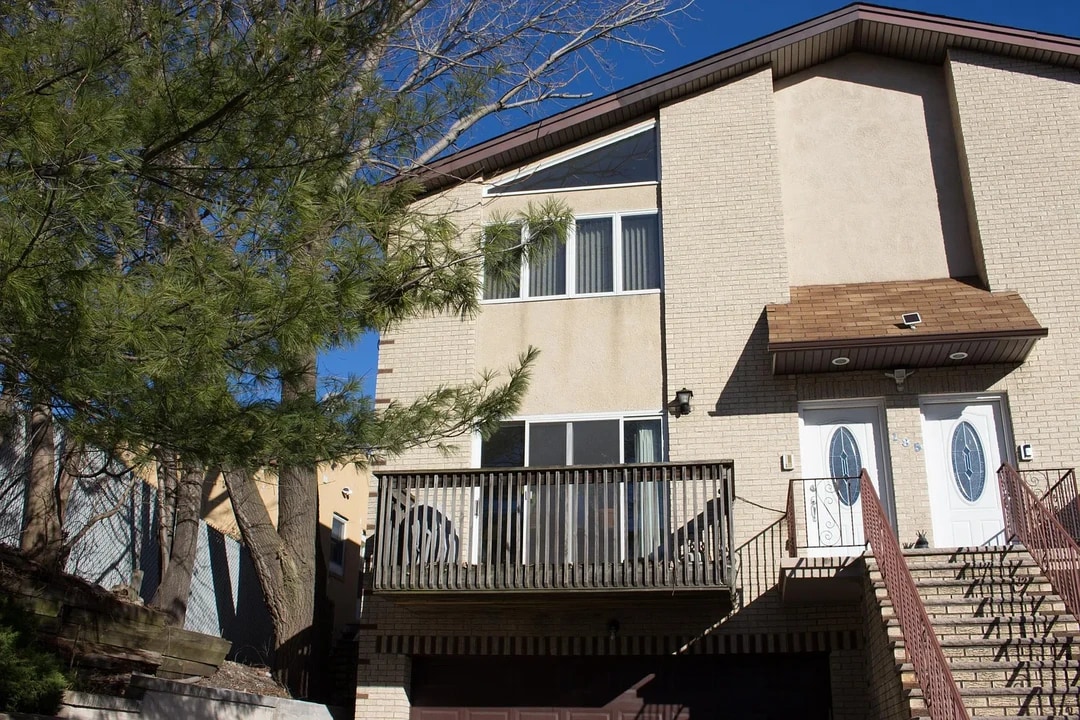 185 Main St in Cliffside Park, NJ - Building Photo