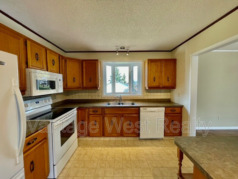 170 Jupiter Ct in Kelowna, BC - Building Photo