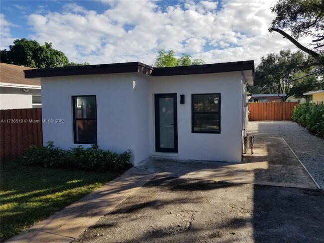 1756 NW 94th St in Miami, FL - Building Photo - Building Photo