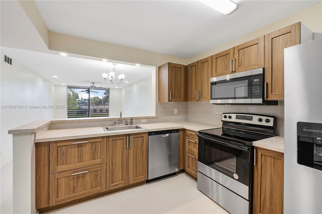 2820 Somerset Dr in Lauderdale Lakes, FL - Building Photo