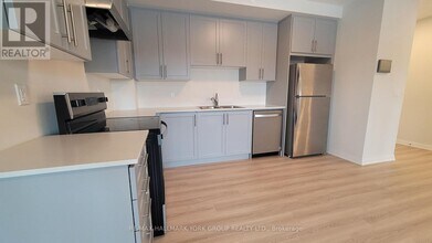 13042 Yonge St in Richmond Hill, ON - Building Photo - Building Photo