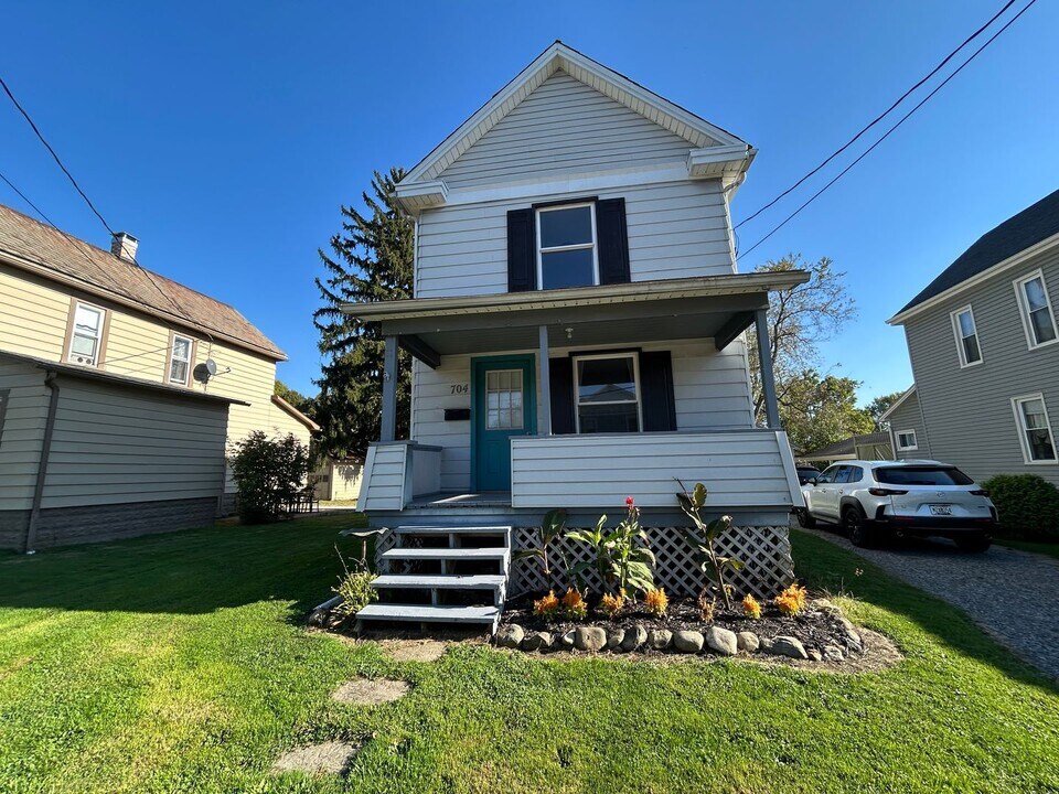 704 S Center St in Grove City, PA - Building Photo