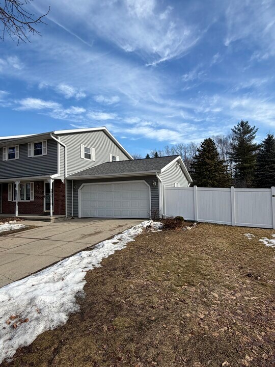 1261 Lacount Rd in Green Bay, WI - Foto de edificio