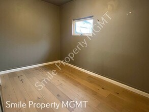 8148 SE Claybourne St in Portland, OR - Foto de edificio - Building Photo