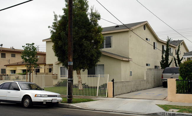 11627 Gale Ave in Hawthorne, CA - Foto de edificio - Building Photo