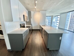 200 N Wells St, Unit 2201 in Chicago, IL - Foto de edificio - Building Photo