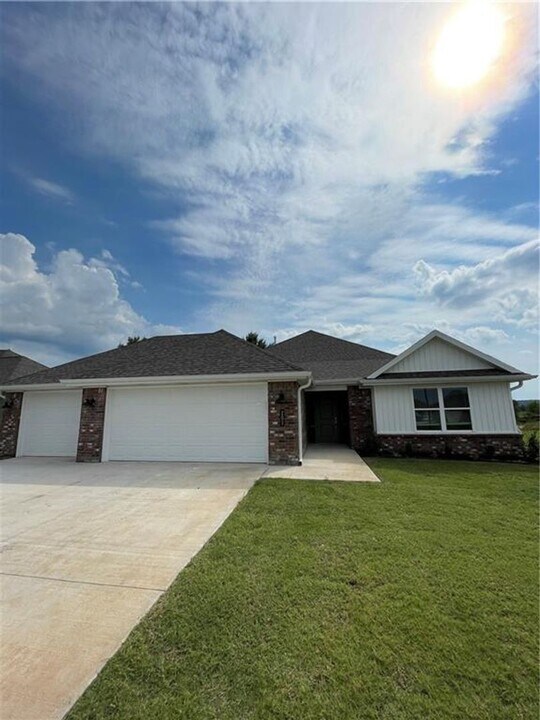 201 Pennington Ave in Prairie Grove, AR - Building Photo