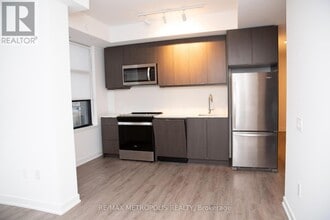 1606 Charles St in Whitby, ON - Building Photo - Building Photo