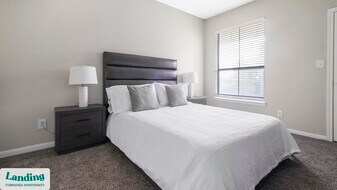 2500 Woodland Park Dr, Unit N303 in Houston, TX - Building Photo