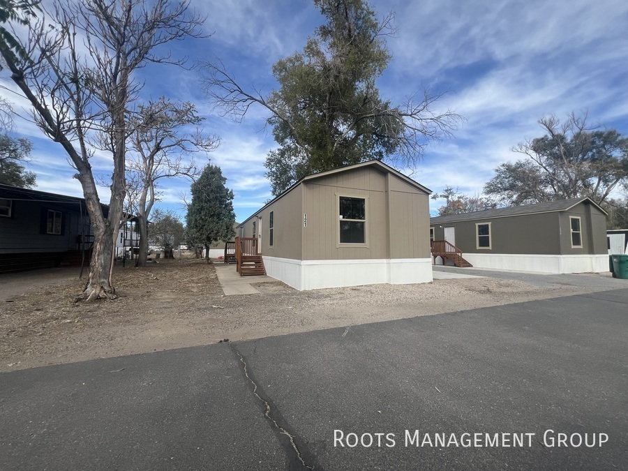 2233 E 8th St in Pueblo, CO - Foto de edificio