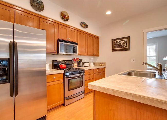 10829 NE Red Wing Way, Unit 102 in Hillsboro, OR - Foto de edificio - Building Photo