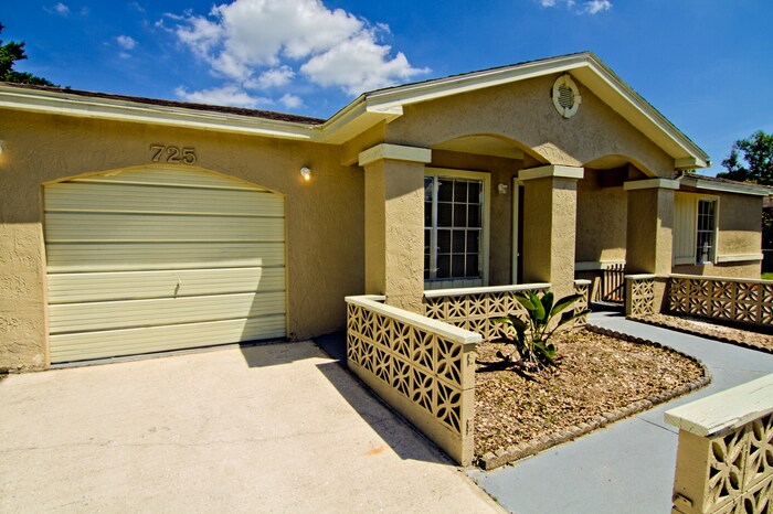 725 Caribou Dr in Kissimmee, FL - Building Photo