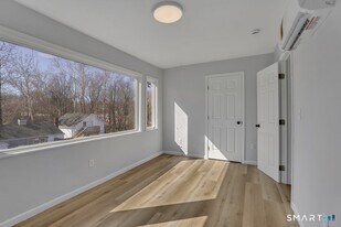 192 Hartford Rd in Manchester, CT - Building Photo