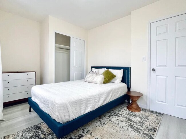 Furnished room/NOT APARTMENT in Queens, NY - Building Photo - Building Photo